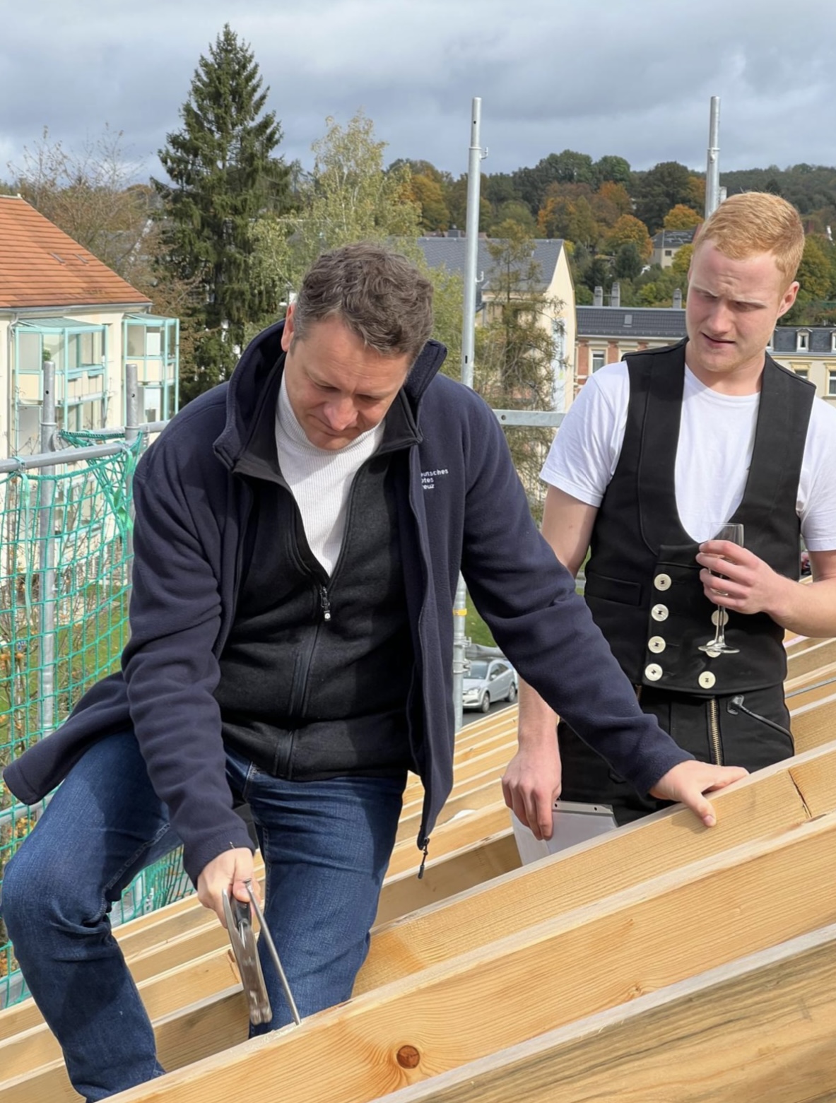 Dr. Gideon Türpe (Vorstandsvorsitzender DRK) und Simon Meinel (Zimmerei & Abbundzentrum Weller, Schöneck)